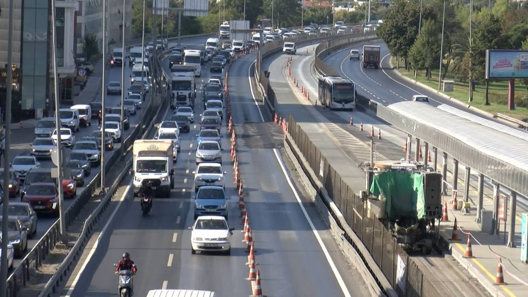 Bakırköy'de 'Beyaz yol' trafiği! Uzun araç kuyrukları oluştu 5